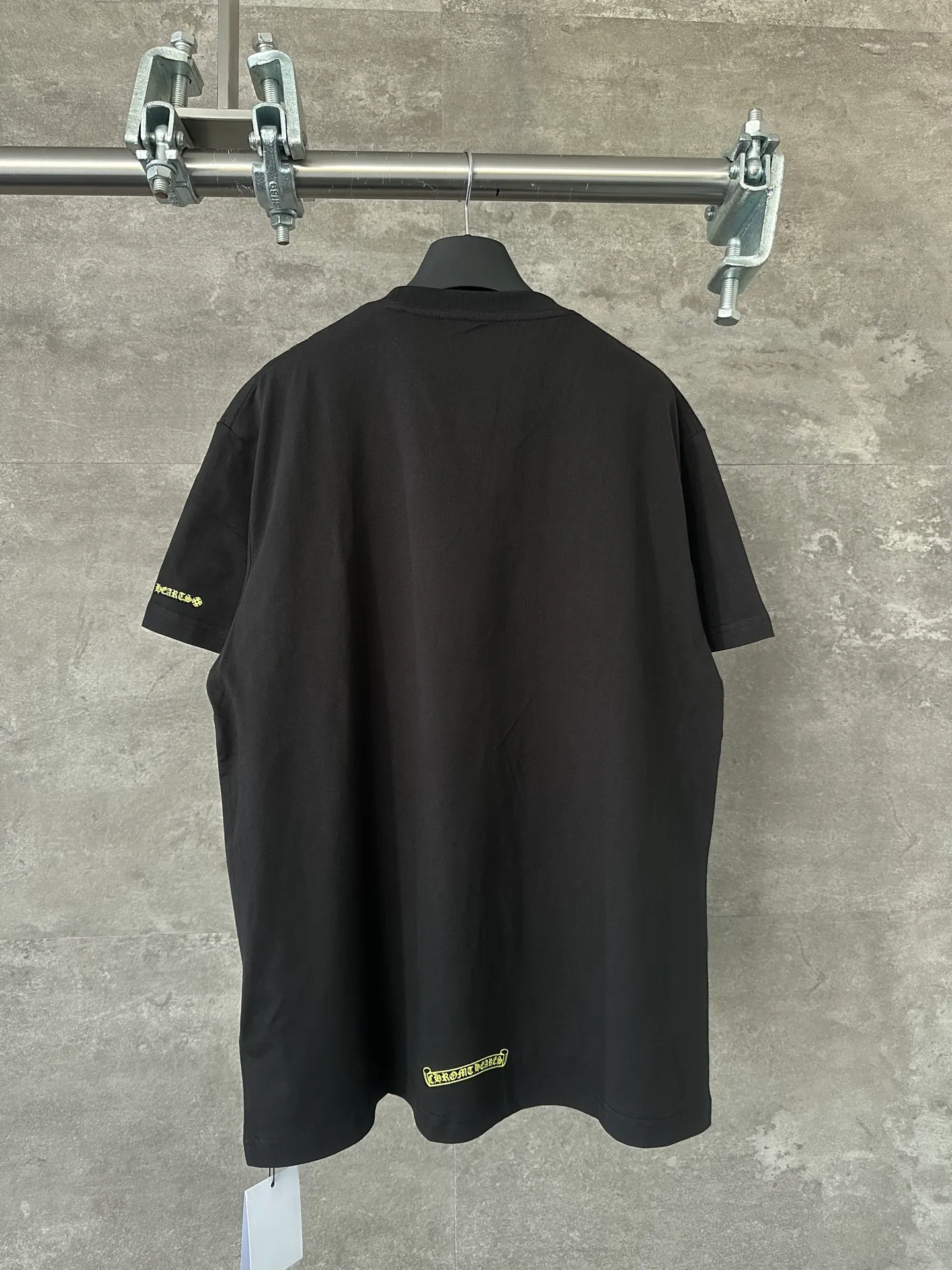 🅿️250 🔥 CH Crow Heart Classic pocket neckline Sanskrit printed off-shoulder loose short-sleeved T-shirt. Same style for men and women. Black print and white color matching. Size S M L. All sizes are available from stock. Process description: Made of combed cotton high-density ice-permeable fabric, ribbed and custom-dyed. The printing uses imported glue printing. Every wiring detail is strictly in accordance with YB to achieve 100% restoration of ZG quality.
